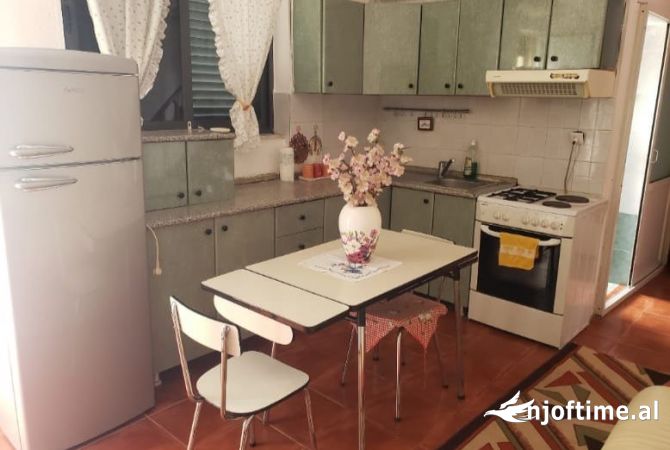 Shtepi me qera Apartament ne Tirane, 2+1, Mobilimi E mobiluar, Pagesa 700  Euro.
