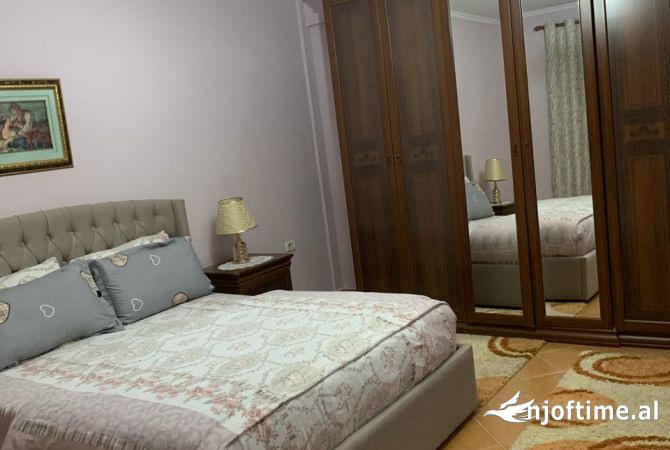 Shtepi me qera Apartament ne Tirane, 3+1, Mobilimi E mobiluar, Pagesa 800  Euro.