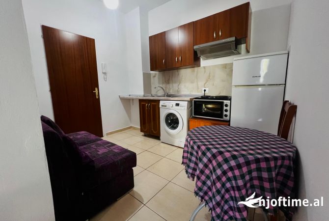 Shtepi me qera Apartament ne Tirane, Garsoniere, Mobilimi E mobiluar, Pagesa 320  Euro.