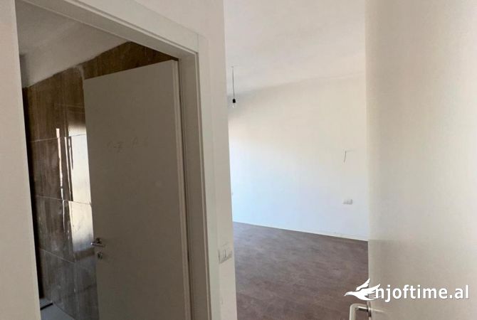 Ambient biznesi me qera 2+1 ne Tirane - 1,100 Euro