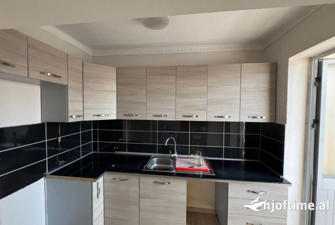 Shtepi ne shitje Apartament ne Tirane, 3+1, Mobilimi Pjeserisht e mobiluar, Pagesa 160,000  Euro.