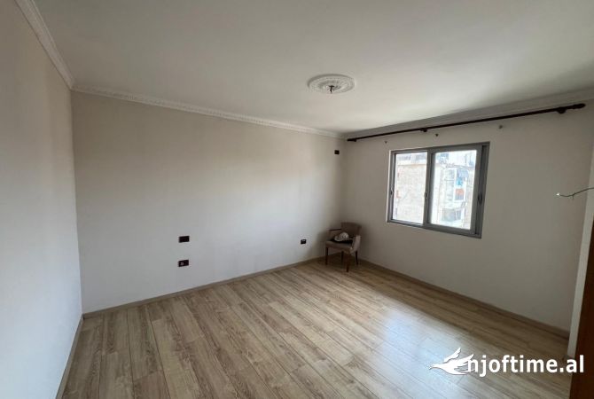 Shtepi ne shitje Apartament ne Tirane, 3+1, Mobilimi Pjeserisht e mobiluar, Pagesa 160,000  Euro.