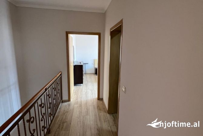 Shtepi ne shitje Apartament ne Tirane, 3+1, Mobilimi Pjeserisht e mobiluar, Pagesa 160,000  Euro.