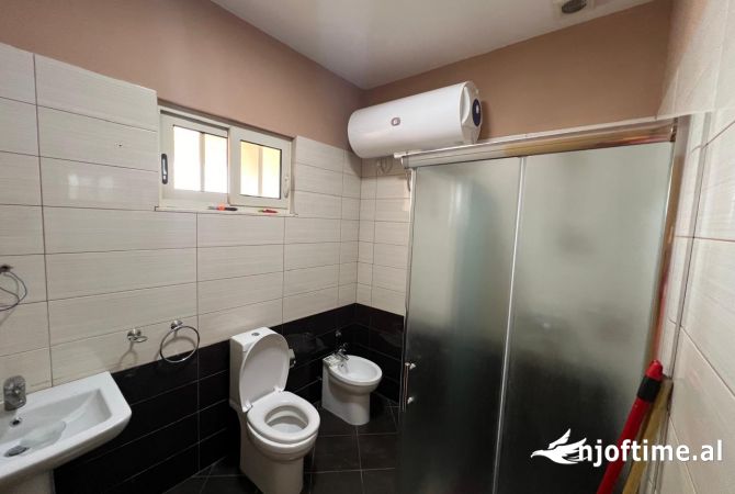 Shtepi ne shitje Apartament ne Tirane, 3+1, Mobilimi Pjeserisht e mobiluar, Pagesa 160,000  Euro.