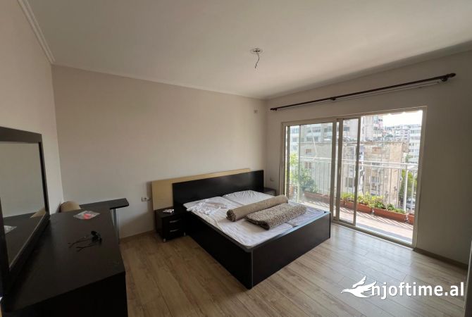 Shtepi ne shitje Apartament ne Tirane, 3+1, Mobilimi Pjeserisht e mobiluar, Pagesa 160,000  Euro.