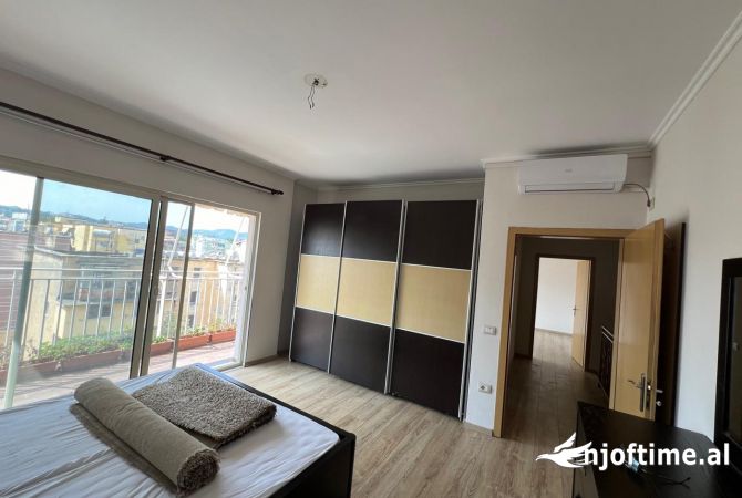 Shtepi ne shitje Apartament ne Tirane, 3+1, Mobilimi Pjeserisht e mobiluar, Pagesa 160,000  Euro.