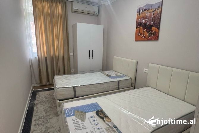 Shtepi ne shitje Apartament ne Tirane, 2+1, Mobilimi E mobiluar, Pagesa 180,000  Euro.