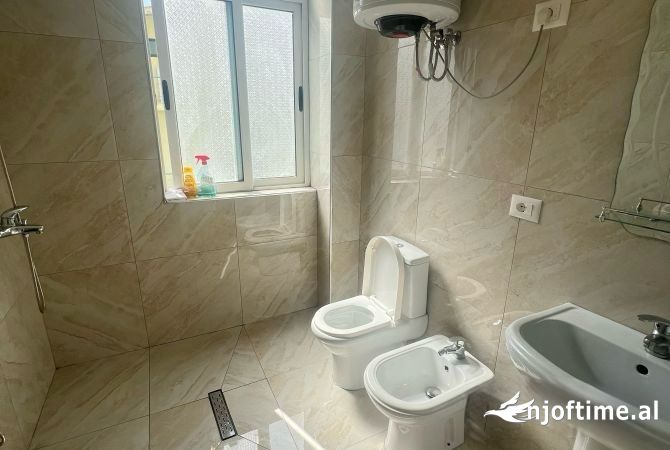 Shtepi ne shitje Apartament ne Tirane, 2+1, Mobilimi E mobiluar, Pagesa 180,000  Euro.