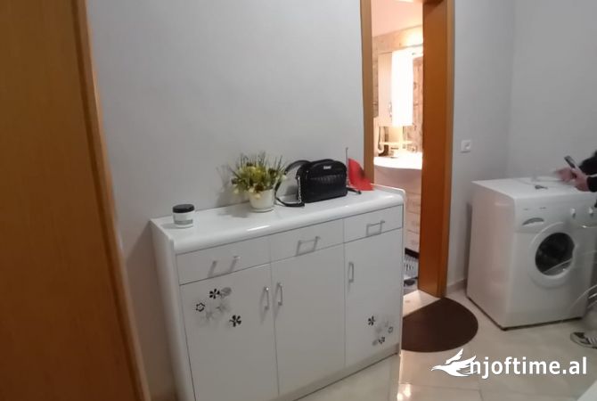 Shtepi me qera Shtepi Private ne Tirane, 1+1, Mobilimi E mobiluar, Pagesa 450  Euro.