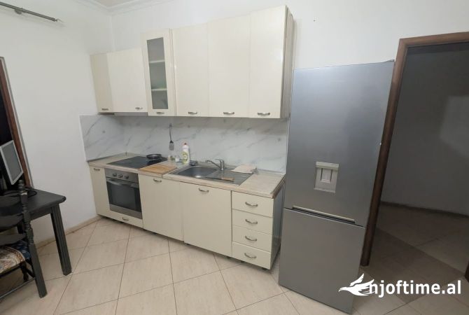 Shtepi me qera Shtepi Private ne Tirane, 2+1, Mobilimi E mobiluar, Pagesa 400  Euro.