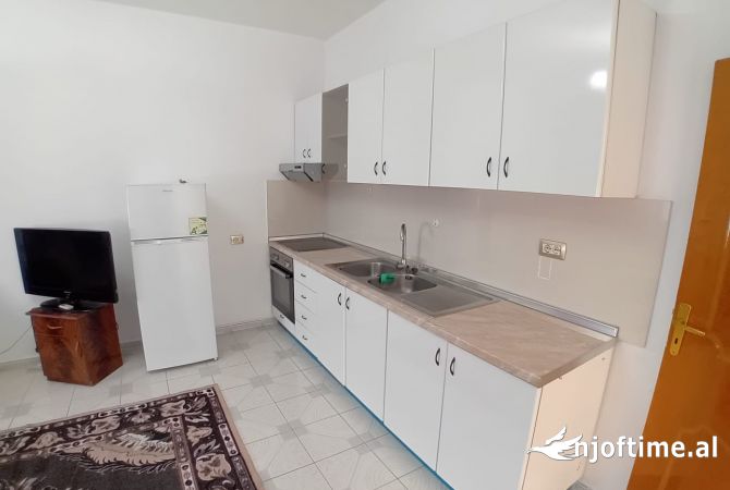 Shtepi me qera Shtepi Private ne Tirane, 1+1, Mobilimi E mobiluar, Pagesa 400  Euro.