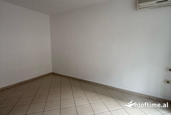 Shtepi ne shitje Apartament ne Tirane, 1+1, Mobilimi Bosh, pa mobiluar, Pagesa 95,000  Euro.