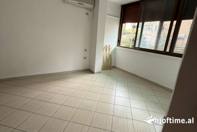 Shtepi ne shitje Apartament ne Tirane, 1+1, Mobilimi Bosh, pa mobiluar, Pagesa 95,000  Euro.