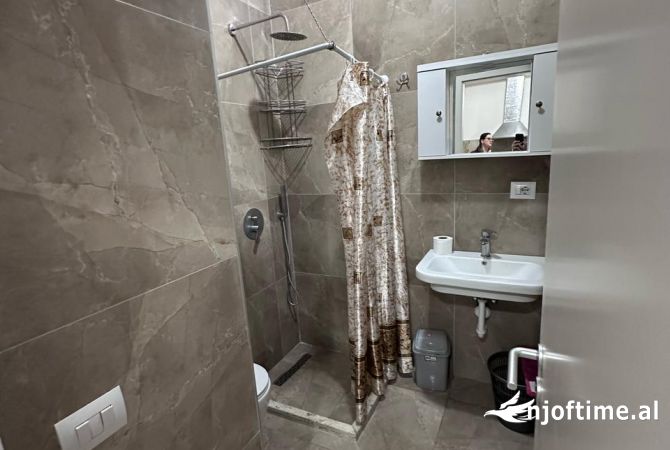 Shtepi ne shitje Apartament ne Tirane, Garsoniere, Mobilimi E mobiluar, Pagesa 45,000  Euro.