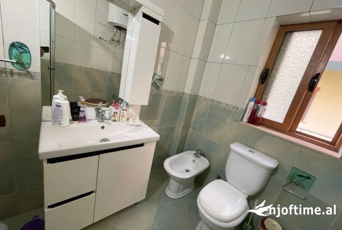 Shtepi me qera Apartament ne Tirane, 2+1, Mobilimi E mobiluar, Pagesa 400  Euro.