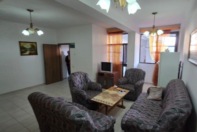 Shtepi ne shitje Apartament ne Tirane, 2+1, Mobilimi E mobiluar, Pagesa 96,000  Euro.
