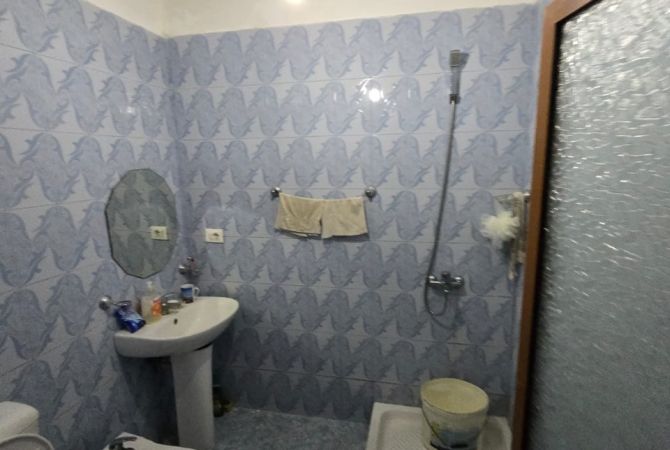 Shtepi ne shitje Apartament ne Tirane, 2+1, Mobilimi E mobiluar, Pagesa 96,000  Euro.