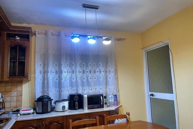 Shtepi ne shitje Apartament ne Tirane, 2+1, Mobilimi E mobiluar, Pagesa 135,000  Euro.