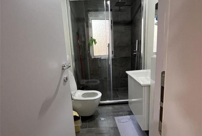 Shtepi ne shitje Apartament ne Tirane, 2+1, Mobilimi E mobiluar, Pagesa 160,000  Euro.