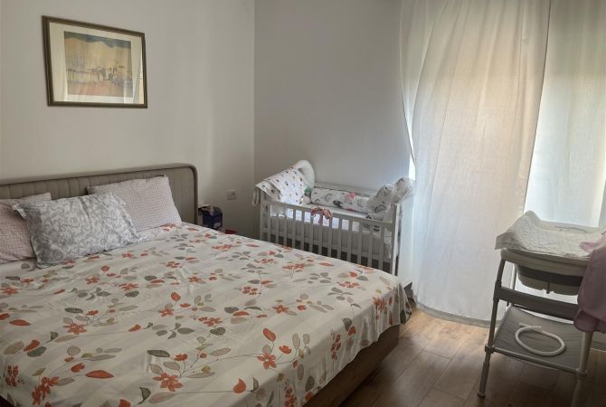 Shtepi ne shitje Apartament ne Tirane, 2+1, Mobilimi E mobiluar, Pagesa 160,000  Euro.