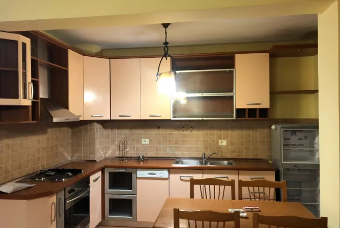 Shtepi me qera Apartament ne Tirane, 1+1, Mobilimi E mobiluar, Pagesa 550  Euro.