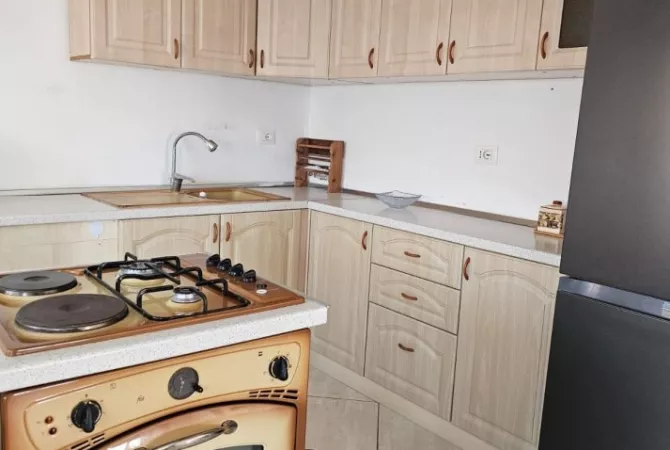 Shtepi me qera Penthose(kati i fundit panoramik) ne Tirane, 2+1, Mobilimi E mobiluar, Pagesa 600  Euro.