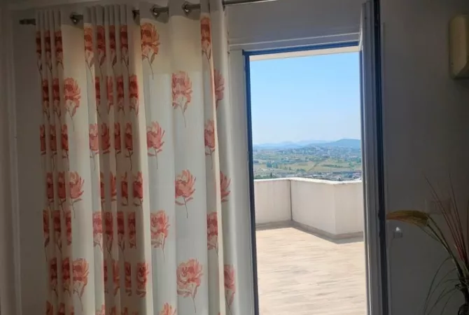 Shtepi me qera Penthose(kati i fundit panoramik) ne Tirane, 2+1, Mobilimi E mobiluar, Pagesa 600  Euro.