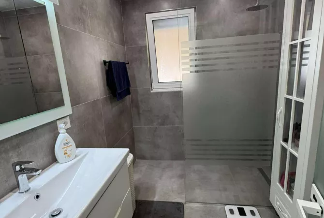 Shtepi me qera Apartament ne Tirane, 2+1, Mobilimi E mobiluar, Pagesa 110,000  Leke.