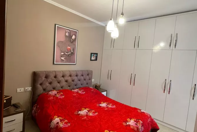 Shtepi ne shitje Apartament ne Tirane, 2+1, Mobilimi E mobiluar, Pagesa 139,000  Euro.