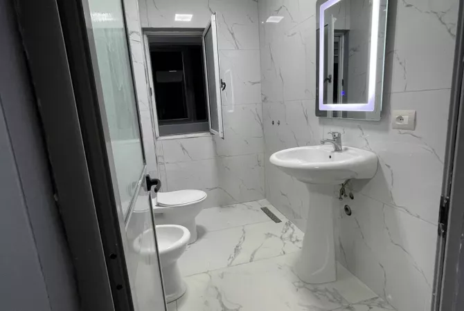 Shtepi me qera Apartament ne Tirane, 1+1, Mobilimi Pjeserisht e mobiluar, Pagesa 450  Euro.