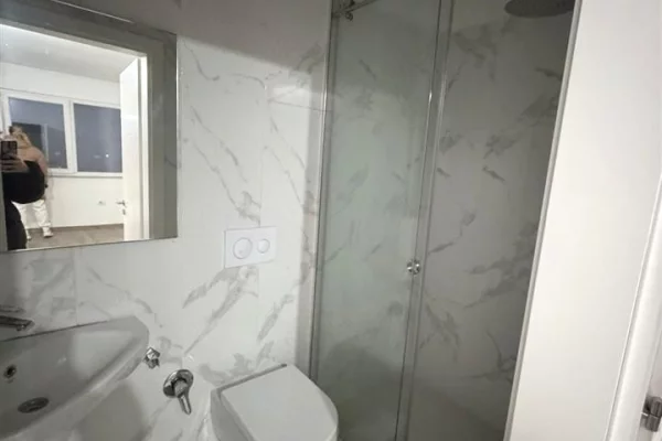 Shtepi me qera Apartament ne Tirane, 2+1, Mobilimi Pjeserisht e mobiluar, Pagesa 500  Euro.