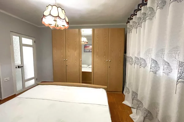 Shtepi ne shitje Apartament ne Tirane, 1+1, Mobilimi E mobiluar, Pagesa 107,000  Euro.