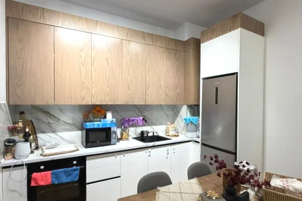 Shtepi ne shitje Apartament ne Tirane, 1+1, Mobilimi E mobiluar, Pagesa 105,000  Euro.