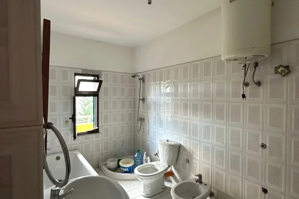 Shtepi me qera Shtepi Private ne Tirane, 2+1, Mobilimi E mobiluar, Pagesa 25,000  Leke.