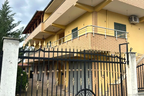 Shtepi me qera Shtepi Private ne Tirane, 2+1, Mobilimi E mobiluar, Pagesa 25,000  Leke.