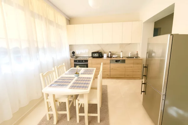 APARTAMENT ME QIRA 1+1 – QENDËR TIRANË (KAFE FLORA)