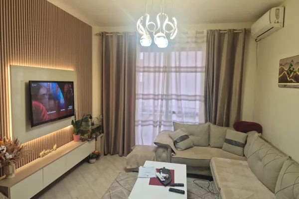 Shtepi ne shitje Apartament ne Tirane, 2+1, Mobilimi E mobiluar, Pagesa 150,000  Euro.