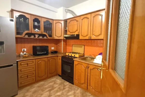 Shtepi ne shitje Apartament ne Tirane, 1+1, Mobilimi E mobiluar, Pagesa 103,000  Euro.