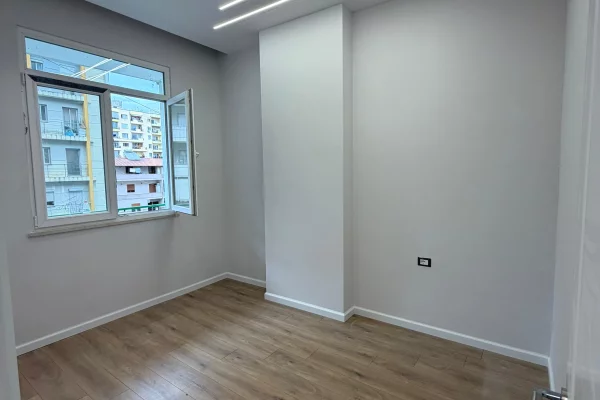 Shtepi ne shitje Apartament ne Tirane, 1+1, Mobilimi Bosh, pa mobiluar, Pagesa 100,000  Euro.