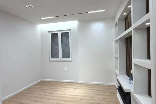 Shtepi ne shitje Apartament ne Tirane, 1+1, Mobilimi Bosh, pa mobiluar, Pagesa 100,000  Euro.