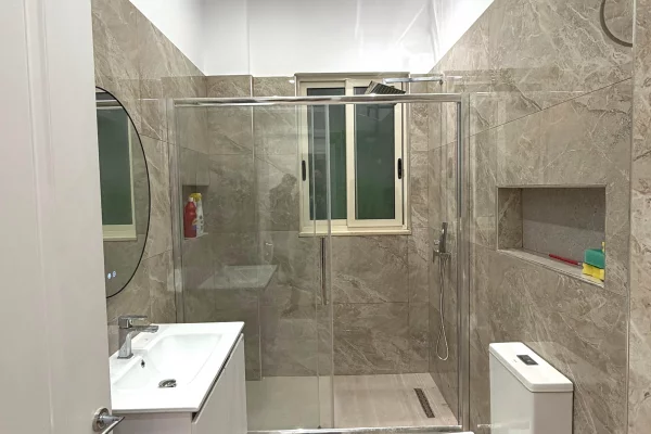 Shtepi ne shitje Apartament ne Tirane, 1+1, Mobilimi Bosh, pa mobiluar, Pagesa 100,000  Euro.