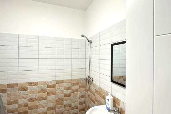 Shtepi me qera Apartament ne Tirane, 2+1, Mobilimi E mobiluar, Pagesa 50,000  Leke.