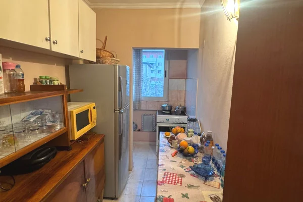 Shtepi ne shitje Apartament ne Tirane, 2+1, Mobilimi E mobiluar, Pagesa 128,000  Euro.