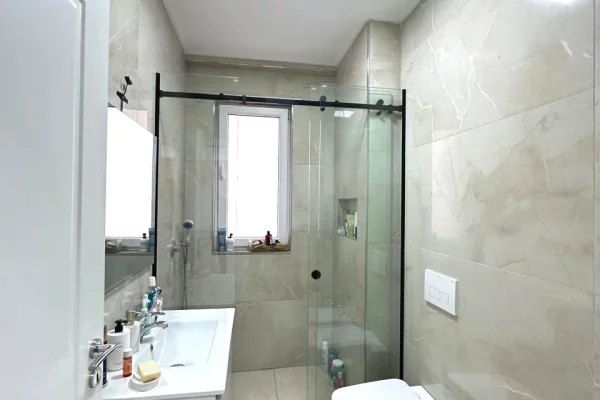 Shtepi ne shitje Apartament ne Tirane, 2+1, Mobilimi E mobiluar, Pagesa 210,000  Euro.