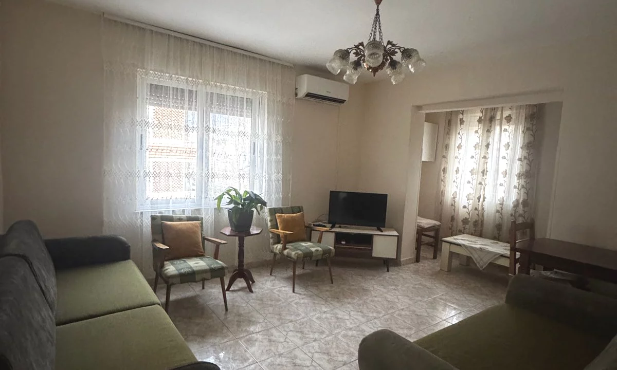 Shtepi ne shitje Apartament ne Tirane, 1+1, Mobilimi E mobiluar, Pagesa 40,000  Leke.