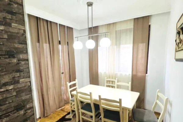 Shtepi me qera Apartament ne Tirane, 3+1, Mobilimi E mobiluar, Pagesa 650  Euro.