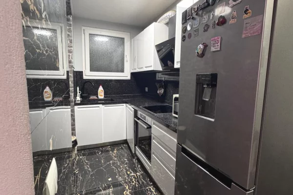 Shtepi me qera Apartament ne Tirane, 2+1, Mobilimi E mobiluar, Pagesa 900  Euro.