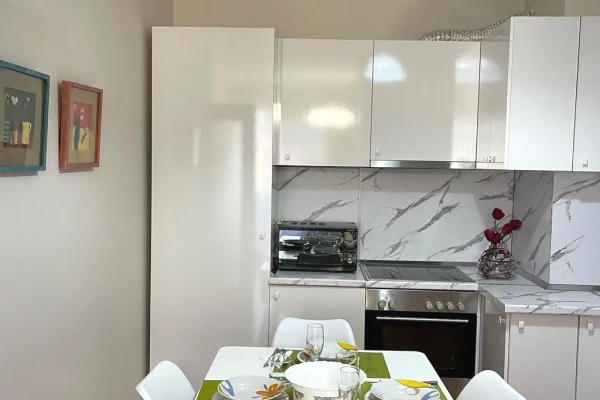 Shtepi me qera Apartament ne Tirane, 2+1, Mobilimi E mobiluar, Pagesa 80,000  Leke.