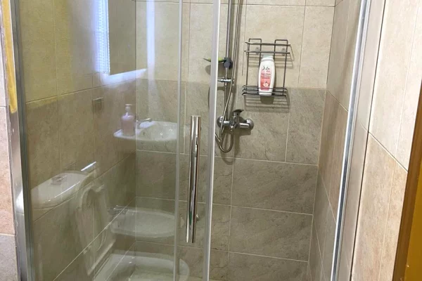 Shtepi me qera Apartament ne Tirane, 2+1, Mobilimi E mobiluar, Pagesa 80,000  Leke.