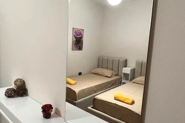 Shtepi me qera Apartament ne Tirane, 2+1, Mobilimi E mobiluar, Pagesa 80,000  Leke.